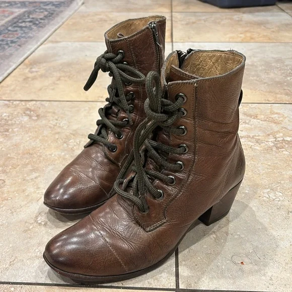 FRYE Zipper Up Soft Leather Bootie 2 inches Heels size 9 - Picture 3 of 14